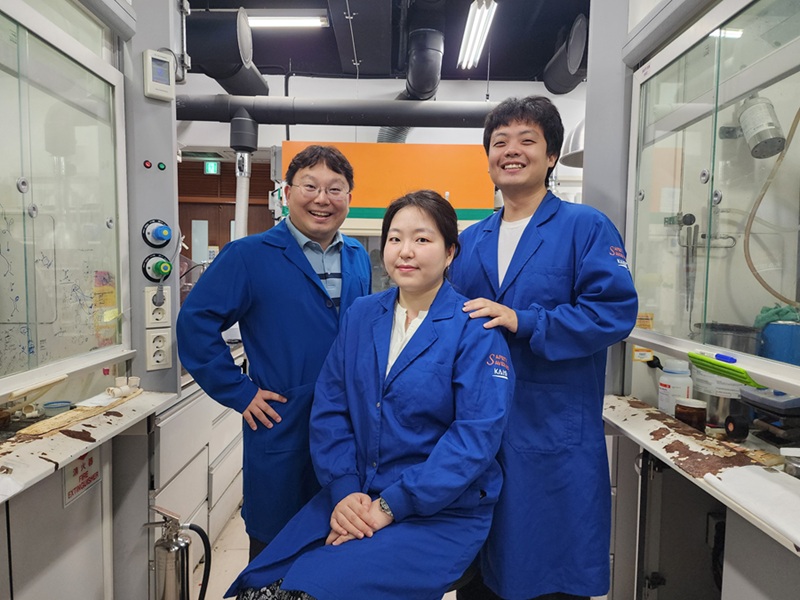 (왼쪽부터) KAIST 화학과 한순규 교수, 이유진 석박사통합과정, 김태완 석박사통합과정