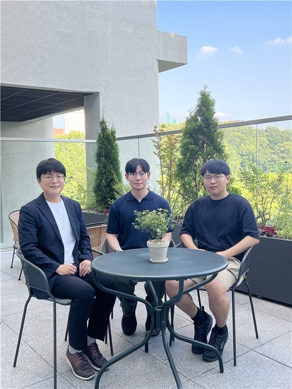 (왼쪽부터) 신기정 교수, 이규한 석박사통합과정, 이건 석박사통합과정