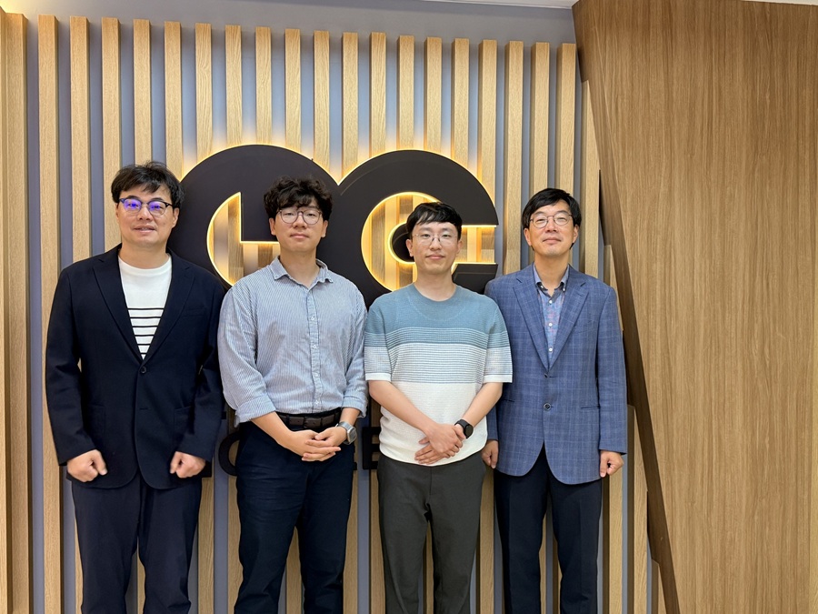 사진 1. (왼쪽부터) 우리 대학 기계공학과 박인규 교수, 경북대 기계공학과 정용록 교수, 우리 대학 기계공학과 박현규 박사, 우리 대학 기계공학과 김정 교수
