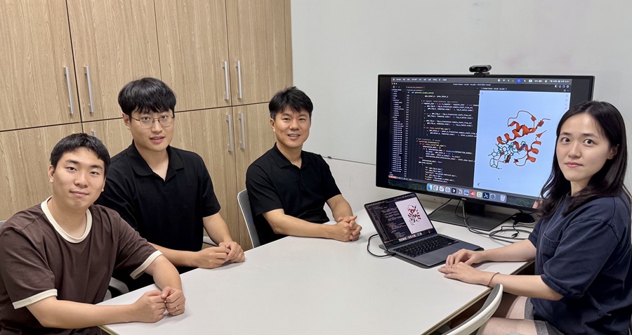(왼쪽부터) 화학과 정원호 석박사통합과정, 이중원 석박사통합과정, 김우연 교수, 서지수 석박사통합과정