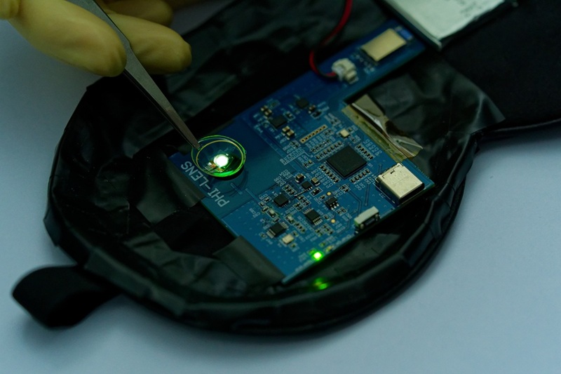 OLED 컨택트렌즈의 무선구동 사진