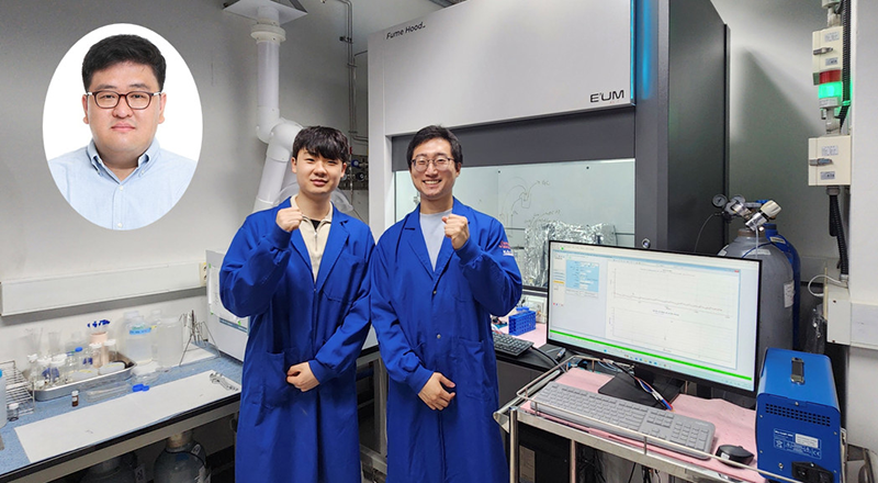 (왼쪽부터) 정동영 교수, 안홍민, 김한주 박사과정