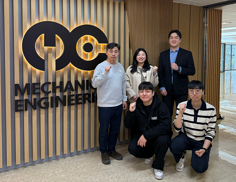 (위 왼쪽부터) KAIST 이강택 교수, 오세은 박사과정, 한국지질자원연구원 정인철 연구원, (아래 왼쪽부터)KAIST 김동연 박사, 김형근 박사과정