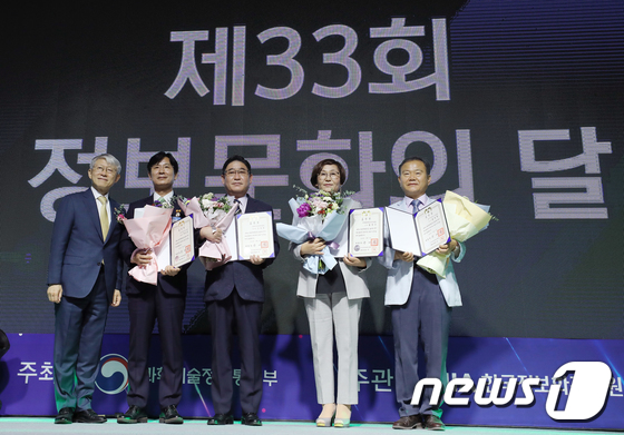대통령 표창 수상자들과 김종환 교수(오른쪽 첫번째)