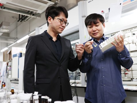 Minjoong Shin (right), the first author of the paper, and Professor Myungeun Seo looking at the aqueous solutions of amphiphilic random copolymers.