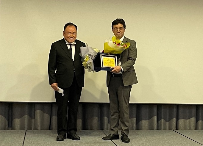 김재철AI대학원 예종철 교수(오른쪽)가 KSIAM-금곡학술상을 받고 있다.